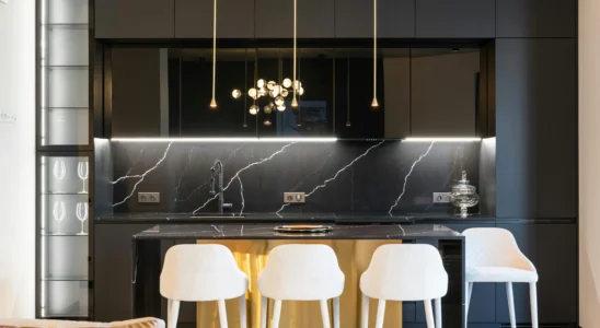 Cozinha preta planejada vista frontal - Pexels