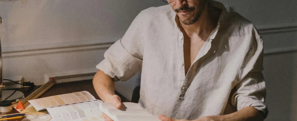 Arquiteto escolhendo a cor perfeita - Foto Pexels