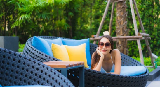 Mulher deitada na chaise/ foto freepik