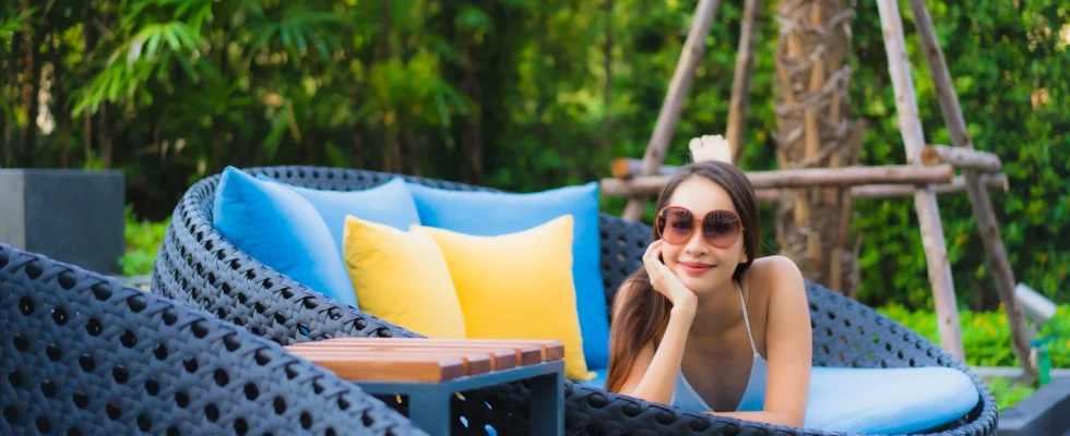 Mulher deitada na chaise/ foto freepik