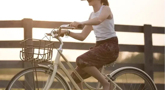 Mulher andando de bike com Óculos Virtual