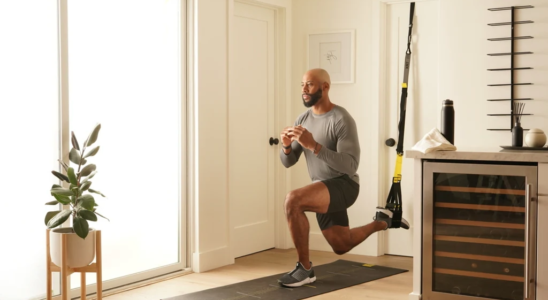 homem fazendo academia de casa