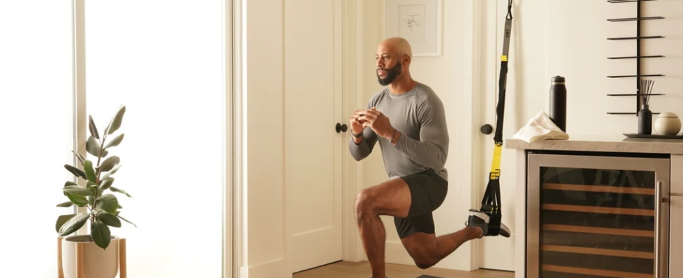 homem fazendo academia de casa