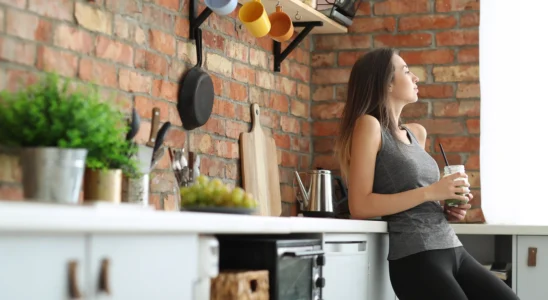Mulher descansando em cozinha funcional