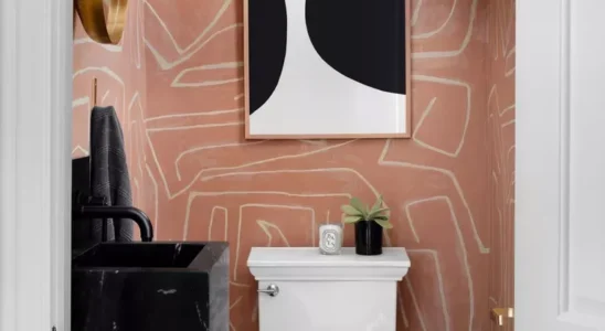 Banheiro compacto com pia escura