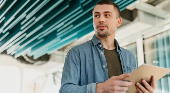 Profissional visitando Escritórios de Arquitetura de Interiores