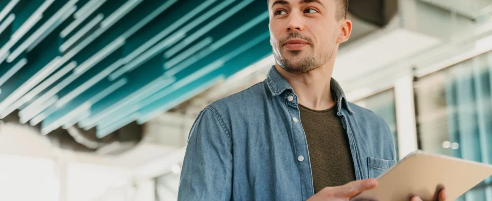 Profissional visitando Escritórios de Arquitetura de Interiores
