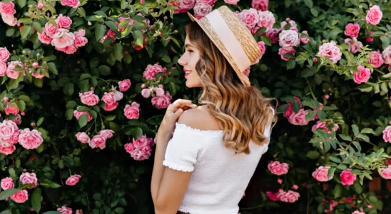 mulher em jardim com rosas para área externa