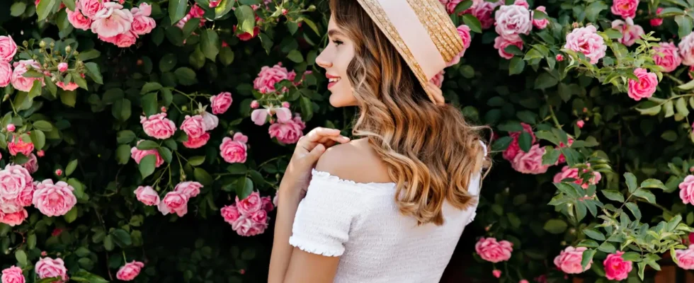 mulher em jardim com rosas para área externa