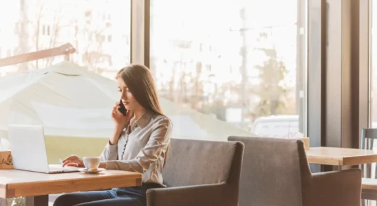Anywhere Office - Mulher trabalhando remotamente da cafeteria