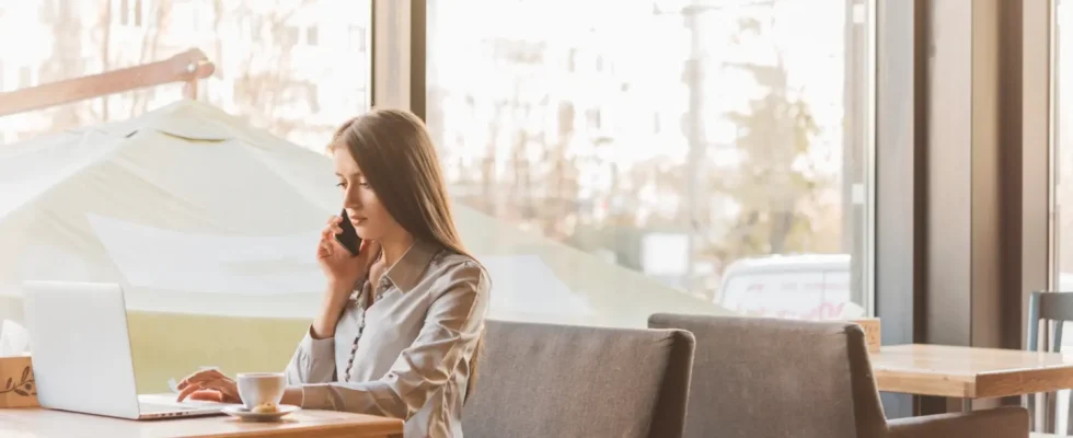 Anywhere Office - Mulher trabalhando remotamente da cafeteria