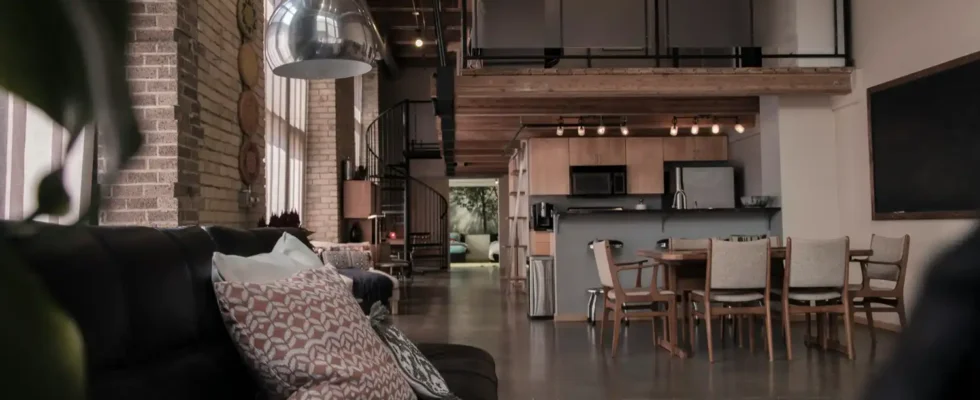 Loft Decorado com sofá preto - unsplash