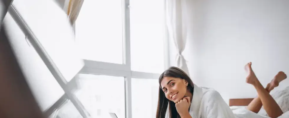 cama embaixo da janela