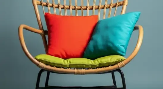 Cadeira de Fibra com almofadas coloridas