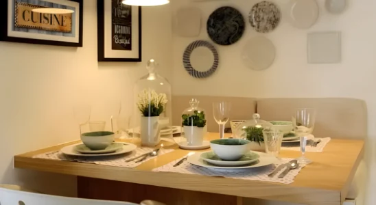 Canto Alemão pequeno com estofado bege e base branca