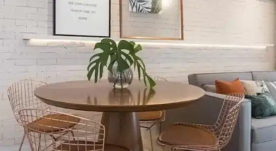 Sala de Estar e Jantar juntas com parede em cor de destaque