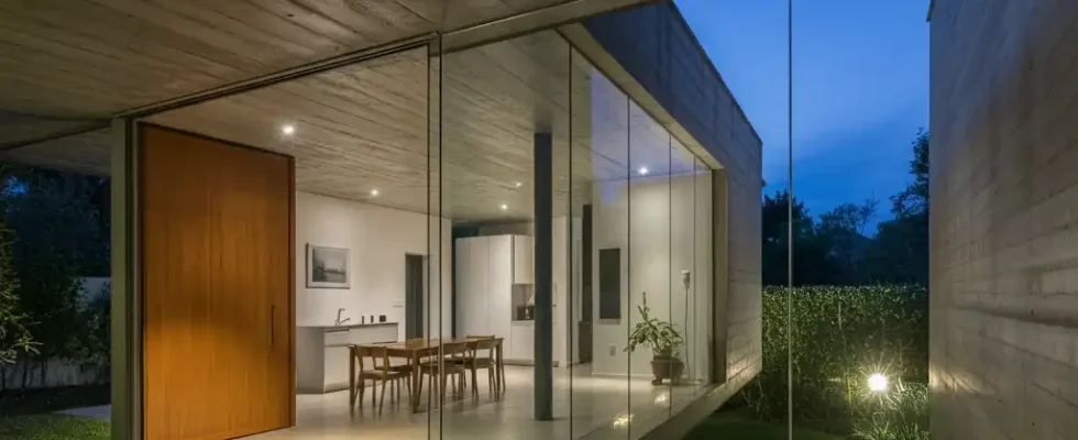 Casas com paredes de vidro