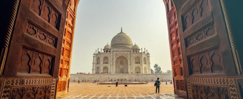 Taj Mahal Visto de dentro de arco