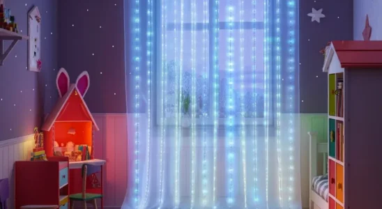 Cortina de LED branca em quarto infantil