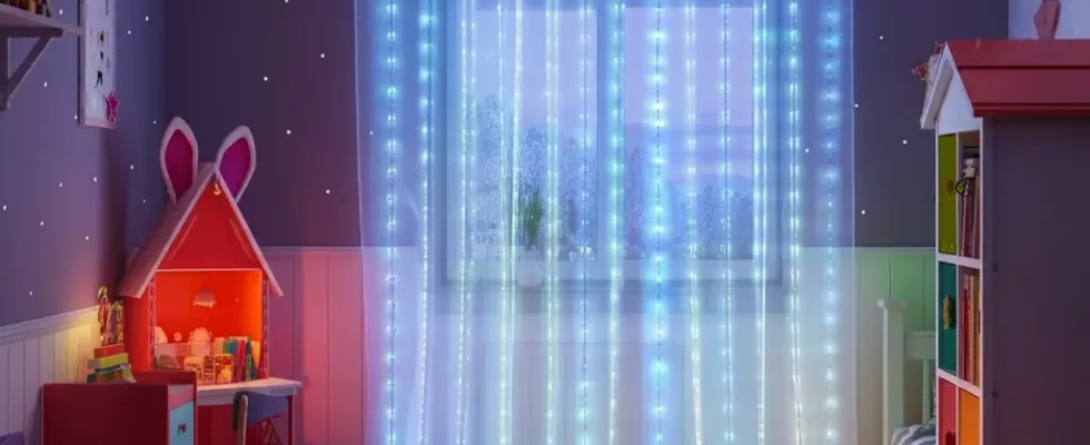 Cortina de LED branca em quarto infantil